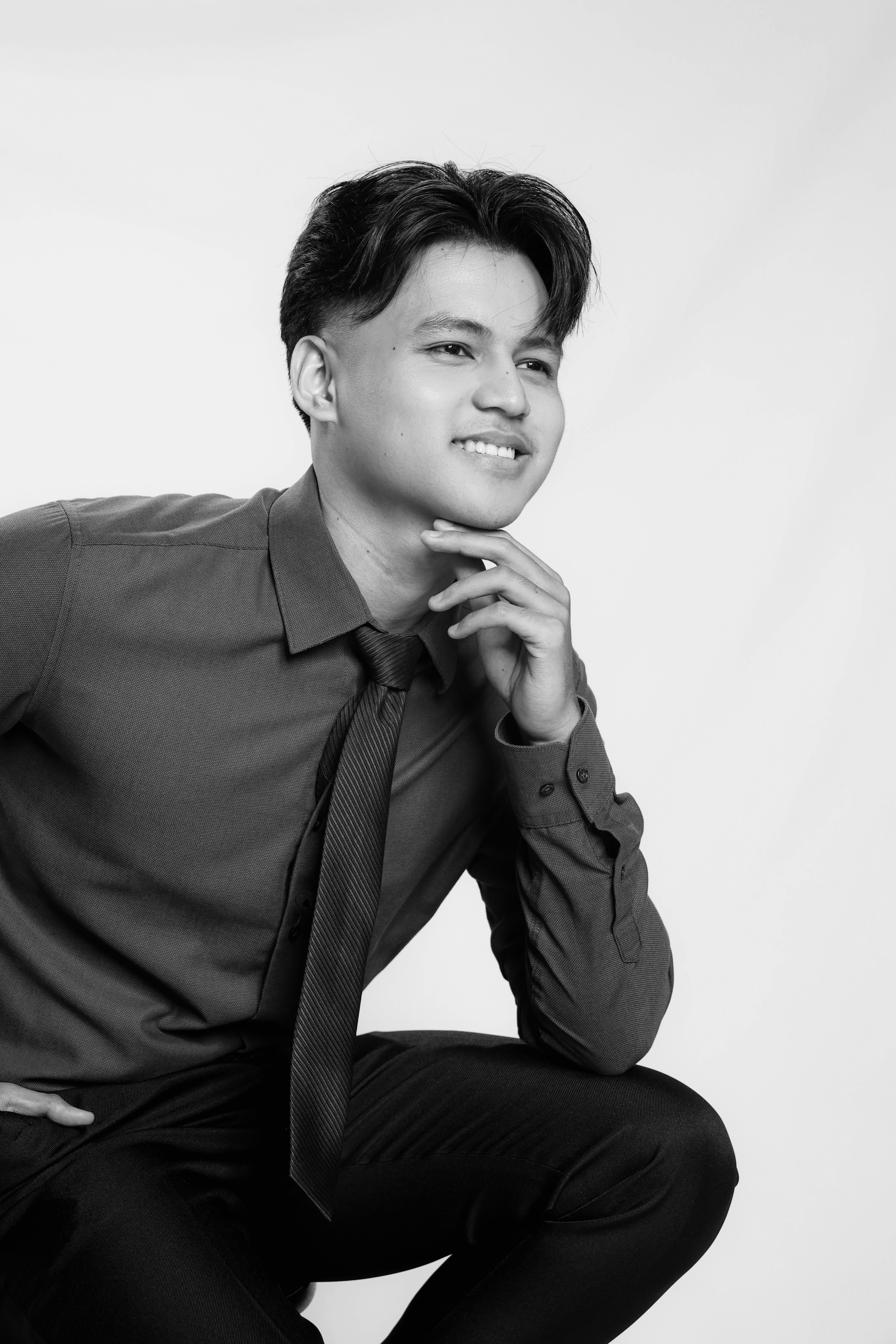 Portrait of Angelo Miranda in a studio.